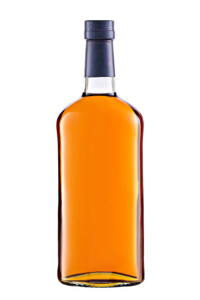 vista frontale whisky completo, cognac, bottiglia di brandy isolata su sfondo bianco con percorso di ritaglio - bottle foto e immagini stock