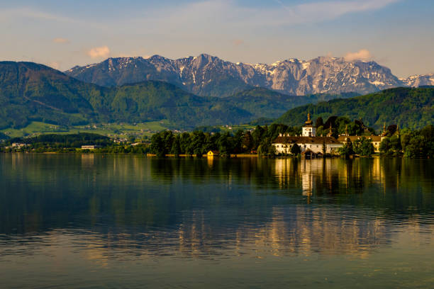 belle vue sur schloss orth sous les alpes à gmunden - orth photos et images de collection