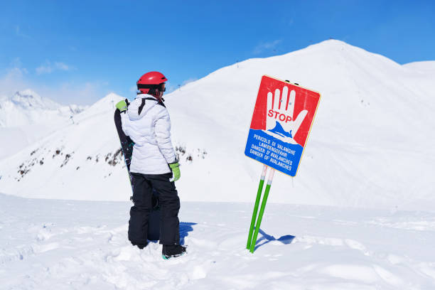 snowboarder en la señal de advertencia - ski insurance fotografías e imágenes de stock