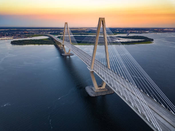 skyline de charleston sc - charleston harbor photos et images de collection