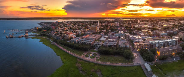 skyline von charleston sc - south carolina stock-fotos und bilder