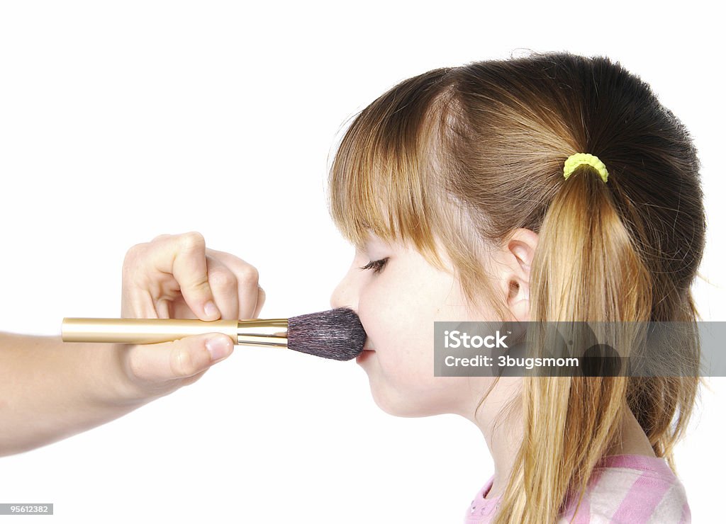 Petite fille avec un pinceau de maquillage - Photo de 4-5 ans libre de droits