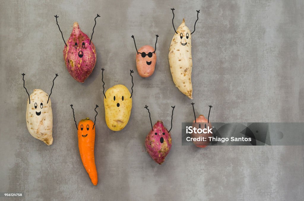 Gran concepto de comida sana, verduras con caras felices con los brazos arriba, Papa, batata, zanahoria. Fondo gris, hormigón pulido. - Foto de stock de Comida sana libre de derechos