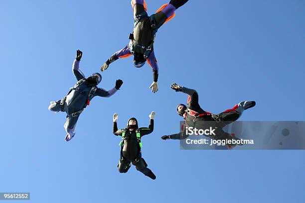 Cztery Skydivers Tworząc Gwiazda Się - zdjęcia stockowe i więcej obrazów Praca zespołowa - Praca zespołowa, Spadochroniarstwo, Skydiving