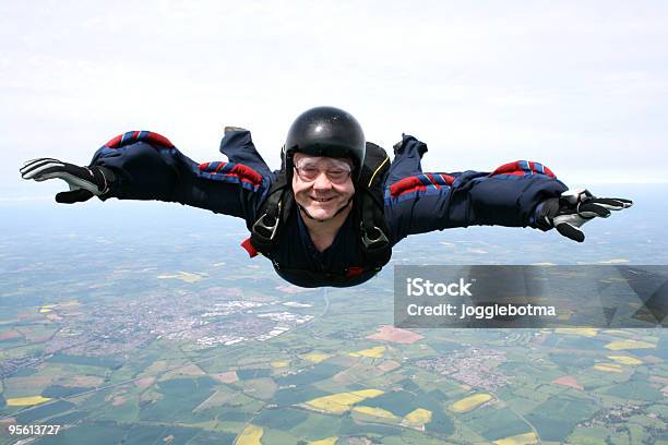 Photo libre de droit de Gros Plan Dun Skydiver Dans Freefall banque d'images et plus d'images libres de droit de Parachutisme en chute libre - Parachutisme en chute libre, Combinaison, En haut