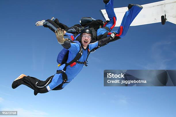 Skydiver Ondas Para A Câmara - Fotografias de stock e mais imagens de Queda Livre - Paraquedismo - Queda Livre - Paraquedismo, Equipa Desportiva, Trabalho de Equipa