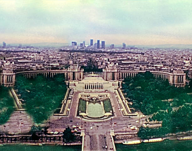 vue aérienne de paris des années 1970 - palais de chaillot photos et images de collection