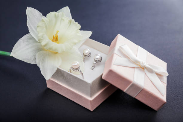 conjunto de joyería de la perla en caja de regalo con flores. pendientes de plata y anillo con perlas como regalo para el día de la madre. - jewelry ring silver mother of pearl fotografías e imágenes de stock