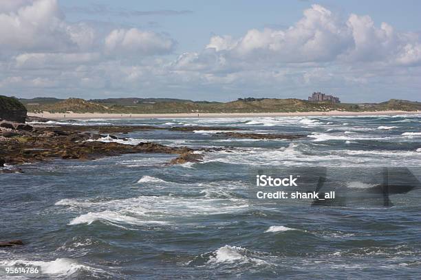 Costa De Northumberland - Fotografias de stock e mais imagens de Ao Ar Livre - Ao Ar Livre, Baía, Beira d'Água