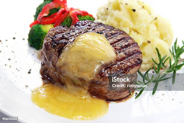 Filete Mignon Foto de stock y más banco de imágenes de Alimento - Alimento, Bistec, Brécol