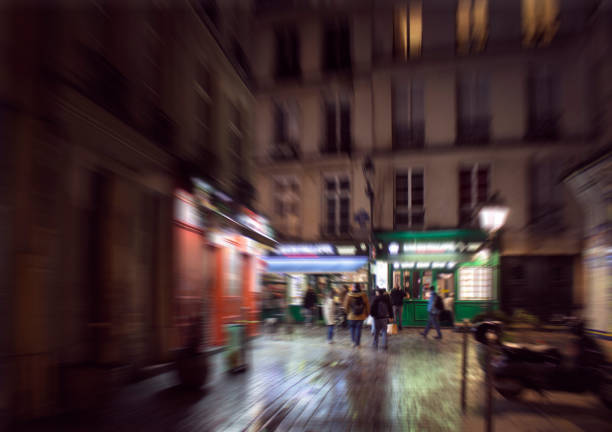 immagine di movimento sfocata di persone che camminano per strada di notte nel quartiere ebraico di parigi. - jewish quarter foto e immagini stock