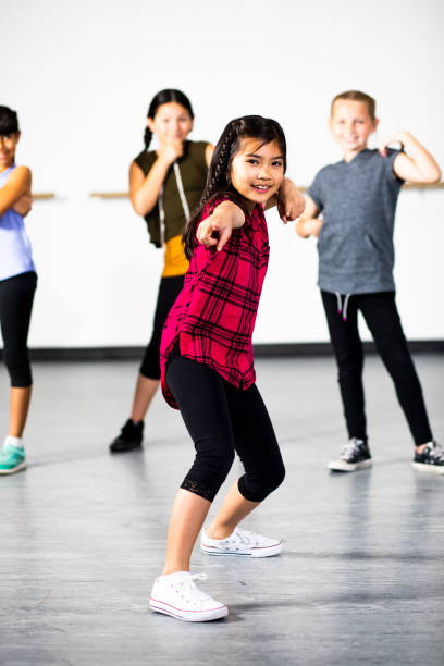 groupe de danse hip-hop de jeunes filles diverse - women dancing contemporary red photos et images de collection