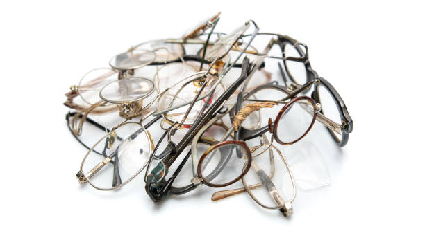istock Set of old broken eyeglasses isolated on white background. Move for create place for text, banner 16x9 format 956163652