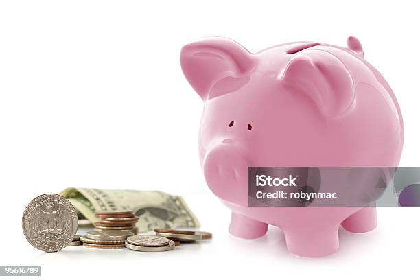 Foto de Piggy Bank Com Dinheiro e mais fotos de stock de Branco - Branco, Cofre de porquinho, Cofre para moedas