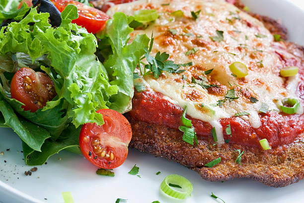 kurczak parmigiana - parmesan cheese chicken veal salad zdjęcia i obrazy z banku zdjęć