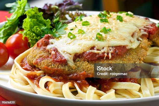 Hühnerparmigiana Stockfoto und mehr Bilder von Parmesan - Parmesan, Huhn - Geflügelfleisch, Parmigiana