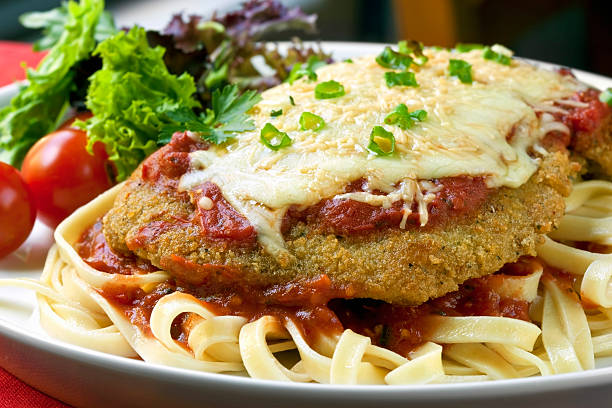 frango parmigiana - parmesan cheese chicken veal salad imagens e fotografias de stock
