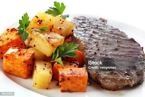 Photo libre de droit de Dîner De Steaks banque d'images et plus d'images libres de droit de Bifteck - Bifteck, Patate douce, Assiette