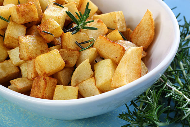 patatas asadas al romero - roasted potatoes prepared potato herb food fotografías e imágenes de stock