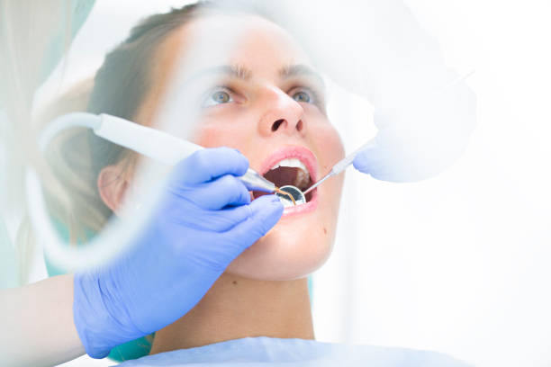 mujer joven con examen dental - medical exam dental hygiene caucasian mask fotografías e imágenes de stock