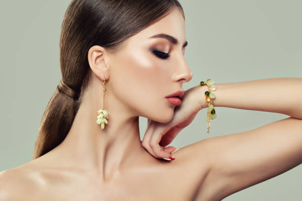 glamurous woman with makeup, healthy hair, jewelry earrings and bracelet - glamurous imagens e fotografias de stock