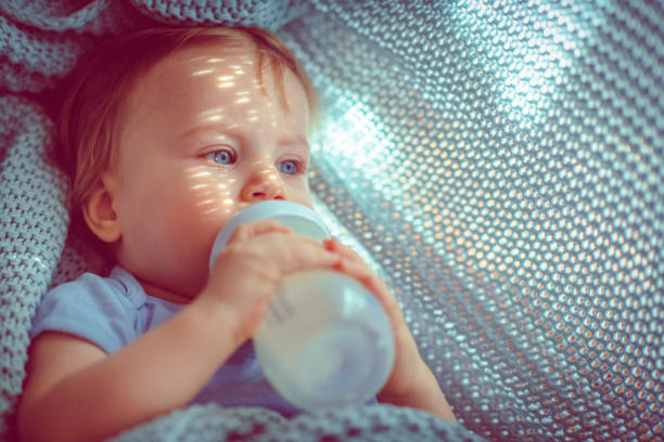 lindo niño bebiendo leche - simplicity purity joy new life fotografías e imágenes de stock