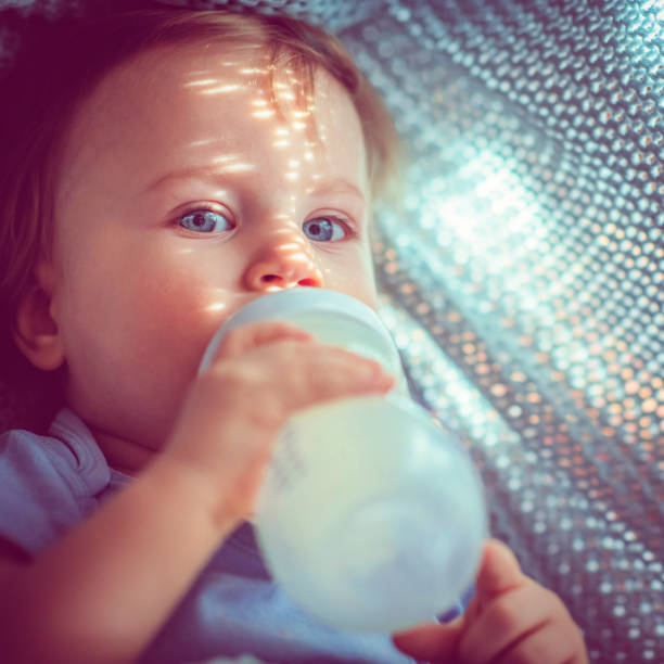 Baby with bottle.http://i27.servimg.com/u/f27/09/04/17/08/untitl10.jpg