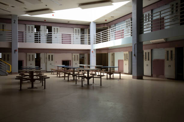 cárcel abandonada sala común en el bloque de la célula - jail fotografías e imágenes de stock
