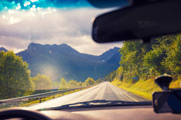 conduire une voiture sur la route de montagne. route des montagnes avec le ciel nuageux orageux dramatique. paysage. beauté de la nature de la norvège - car street horizon over land sky photos et images de collection