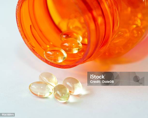 Vitamina D - Fotografie stock e altre immagini di Arancione - Arancione, Capsula, Composizione orizzontale