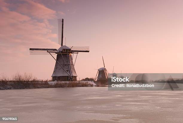 Prima Neve In Olanda - Fotografie stock e altre immagini di Aurora - Aurora, Brina - Acqua ghiacciata, Cielo