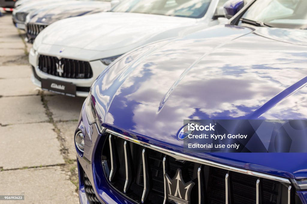 Closeup Maserati Auto Front Grill Mit Dreizacklogo Stockfoto und mehr  Bilder von Aufführung - iStock