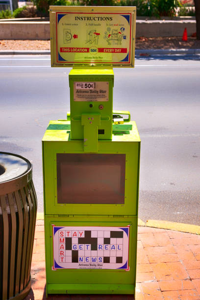 zeitung-automaten in der innenstadt von tucson az - newspaper dispenser stock-fotos und bilder