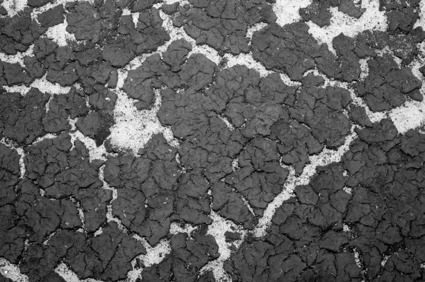 a textura do fundo da areia do reservatório e o acúmulo de sedimentos na parte superior. plano de fundo. preto e branco imagem - silt sand textured black sand - fotografias e filmes do acervo