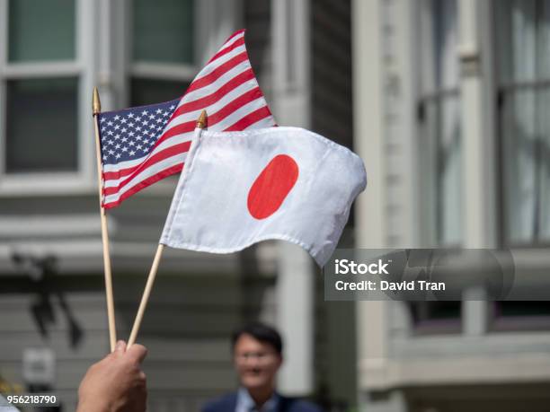 日本とアメリカ合衆国のハンドヘルド フラグが手を振っています。