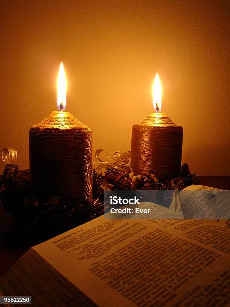 Biblia Oświetlone Przez Kandeli - zdjęcia stockowe i więcej obrazów Biblia - Biblia, Boże Narodzenie, Świeca