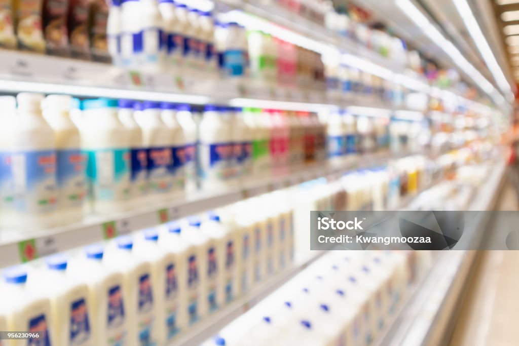 Résumé flou réfrigérateur d’épicerie supermarché avec des bouteilles de lait frais et produits laitiers - Photo de Lait libre de droits