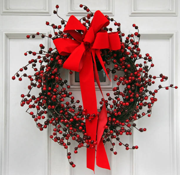 front door with christmas wreath - wreath christmas bow holiday imagens e fotografias de stock