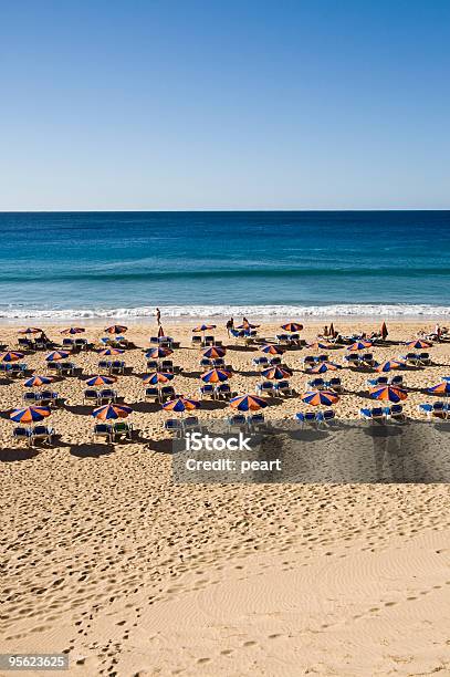 Praia Com Sunshades - Fotografias de stock e mais imagens de Areia - Areia, Atividade Recreativa, Azul