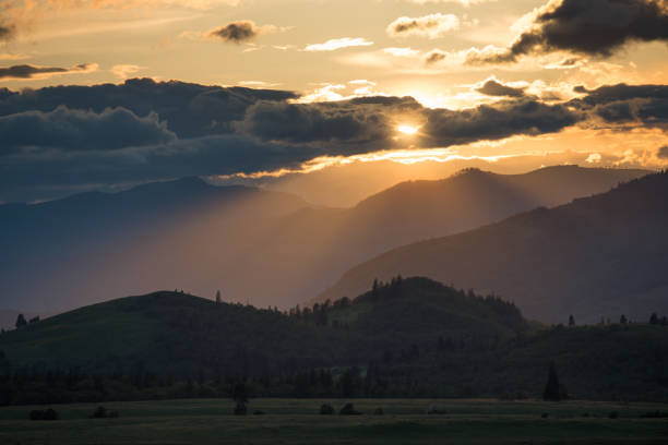 góry pasmowe zachód słońca - montana sunrise mountain mountain range zdjęcia i obrazy z banku zdjęć