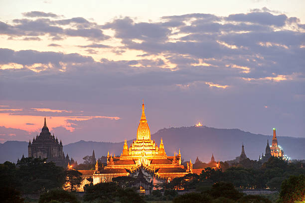 tramonto a bagan, nel myanmar. - gawdawpalin pagoda foto e immagini stock