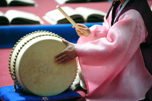 batería coreano en pansori jugando - equipo musical fotografías e imágenes de stock