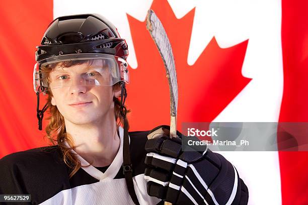 Ice Hockeyspieler Auf Kanadische Flagge Stockfoto und mehr Bilder von Aktivitäten und Sport - Aktivitäten und Sport, Blick in die Kamera, Eishockey