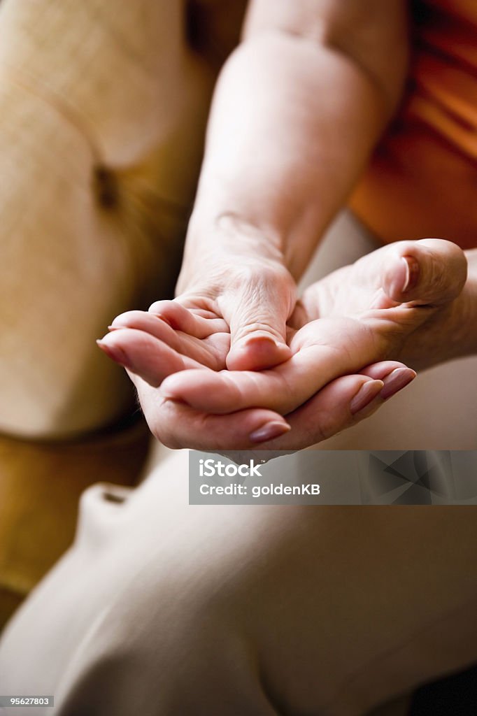 Close-up de mãos de mulher idosas - Foto de stock de 70 anos royalty-free