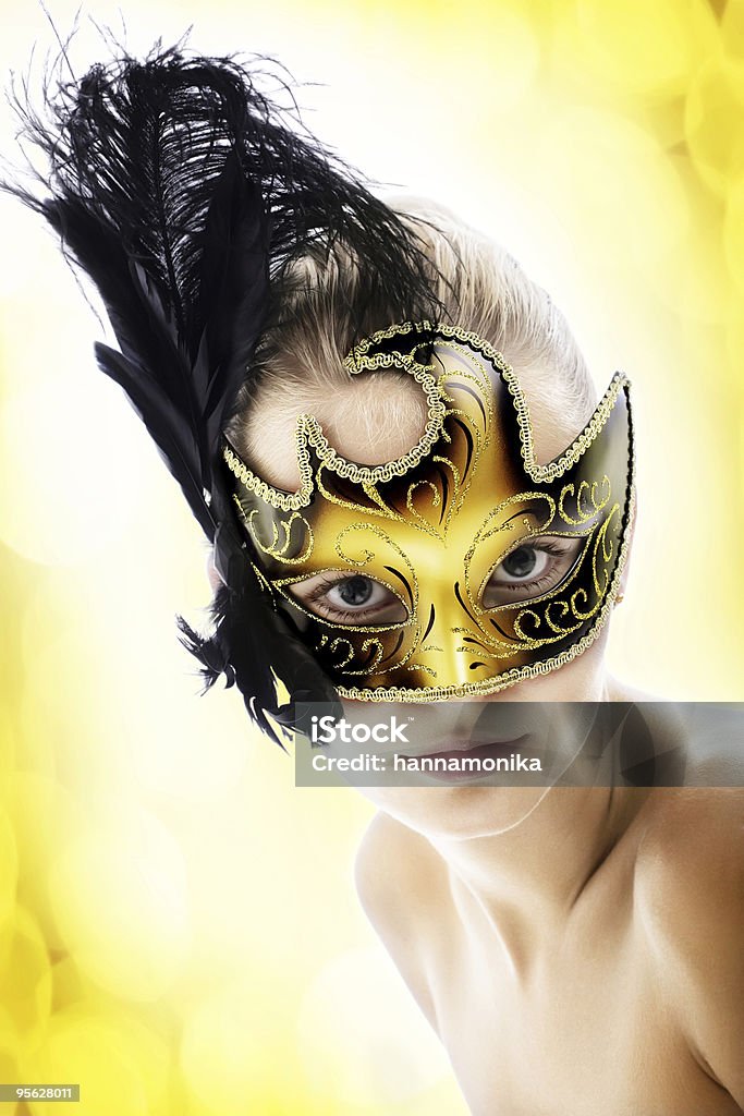 Bellissima giovane donna in maschera di carnevale - Foto stock royalty-free di Adulto