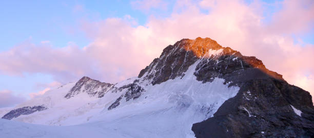 paysage de montagne à l’aube dans les alpes suisses, près de pontresina - piz palü photos et images de collection