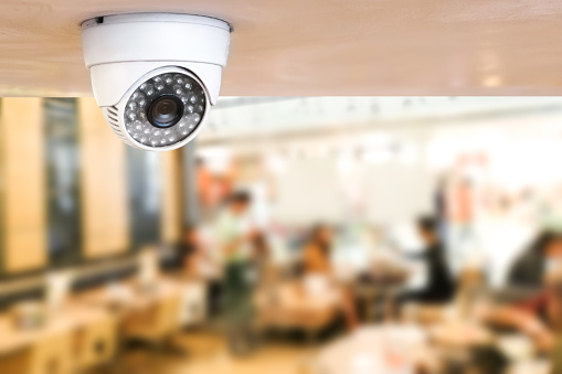 CCTV sistema de seguridad dentro del restaurante. Cámara de vigilancia instalada en techo para monitor para cliente de protección en el restaurante photo