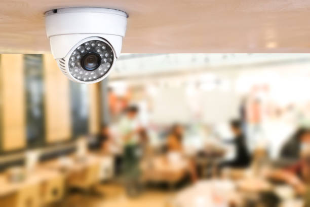 segurança de sistema de cctv dentro do restaurante. câmera de vigilância instalada no teto para monitorar para cliente de proteção no restaurante - câmara de segurança - fotografias e filmes do acervo