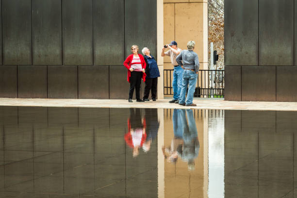 古い人の観光客は、オクラホマ シティ ナショナル メモリアルを訪問 - oklahoma city oklahoma city national memorial oklahoma famous place ストックフォトと画像