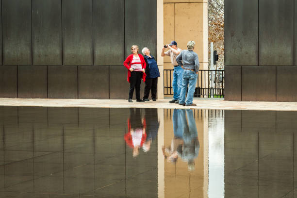antigo povo os turistas que visitam a oklahoma city national memorial - oklahoma bombing city murrah - fotografias e filmes do acervo